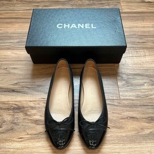 CHANEL classic Black leather patent-toe flats in original box 🖤